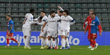 Sto pic tis formas tous kai oi treis.jpg