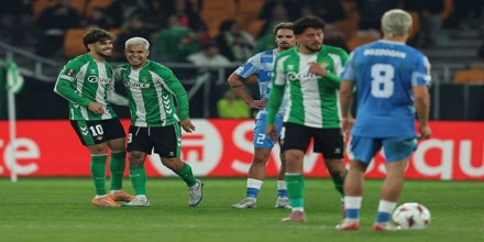 Stous 16 i kanoniki Betis.jpg